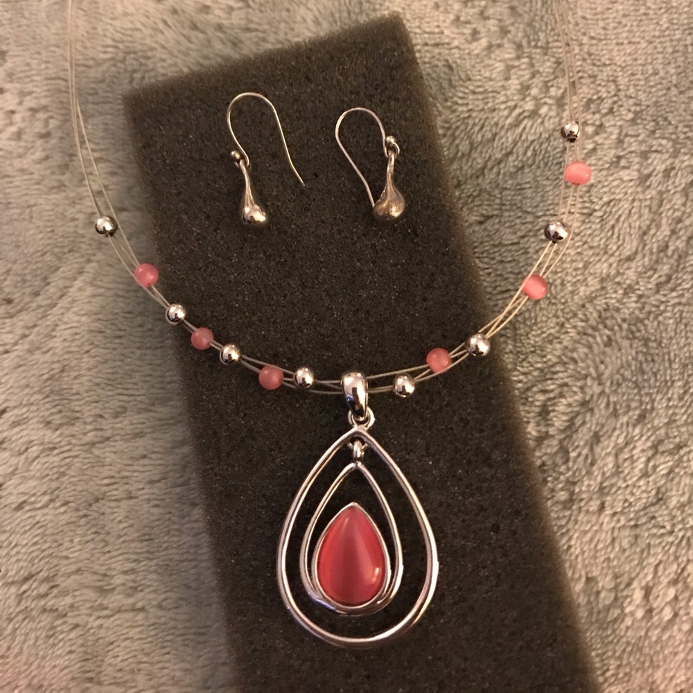 Elegant necklace with teardrop earrings
